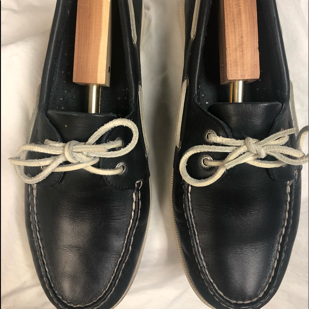 Men’s Sperry Top-Sider boat shoe. Navy blue.